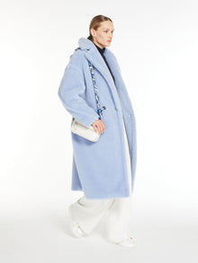 Oversized coat with maxi lapels