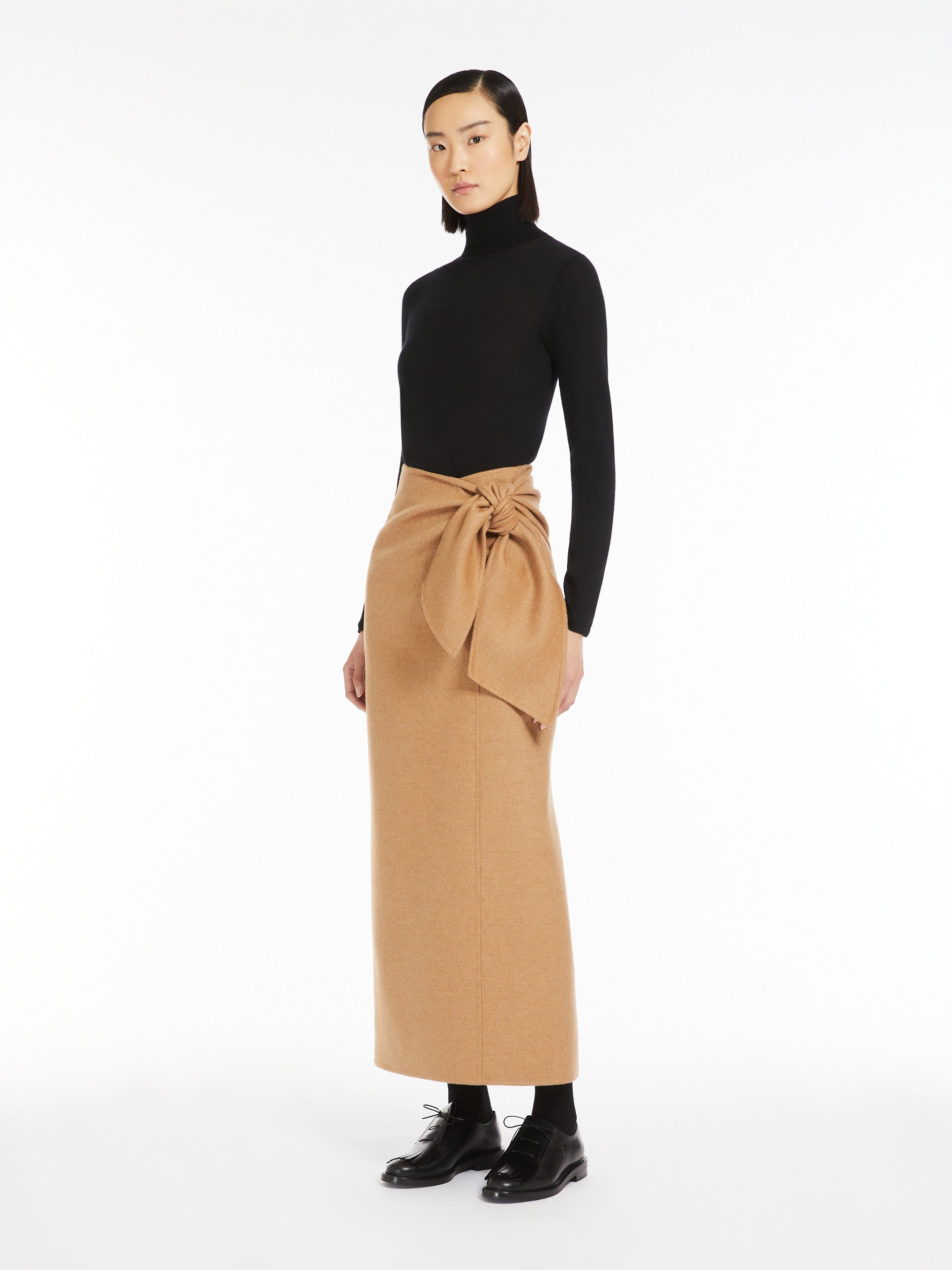 Straight skirt in lightweight camel hair